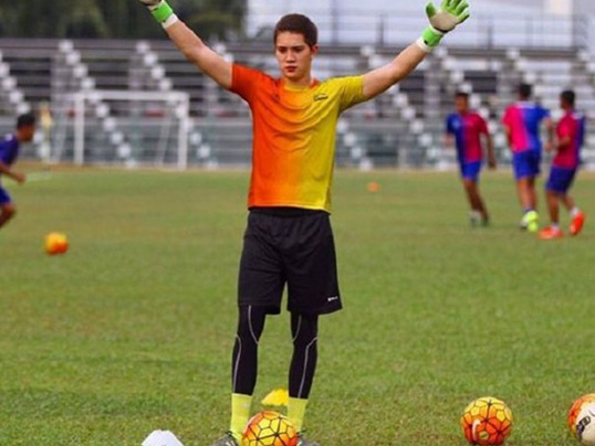 Bị sét đánh trên sân, thủ môn nguy kịch