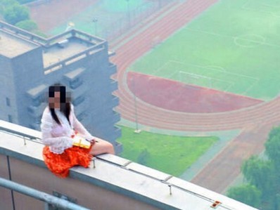 Vừa từ bỏ ý định nhảy lầu tự sát, bị gió mạnh đẩy ngã tử vong