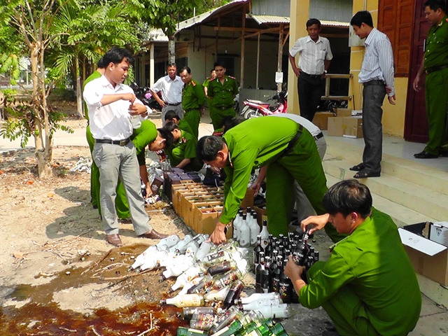 Tiêu hủy 238 chai rượu ngoại