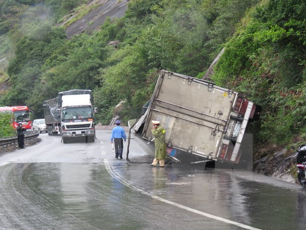 Lật xe container gây tắc giao thông nhiều giờ trên Quốc lộ 4D