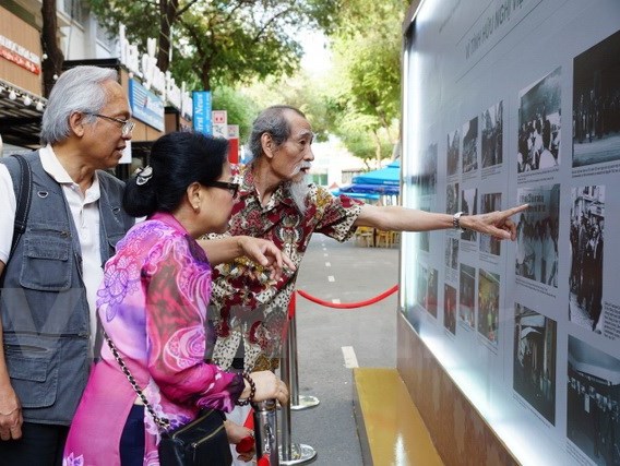 Giới thiệu một góc nhìn về người Việt Nam ở Pháp qua 100 bức ảnh