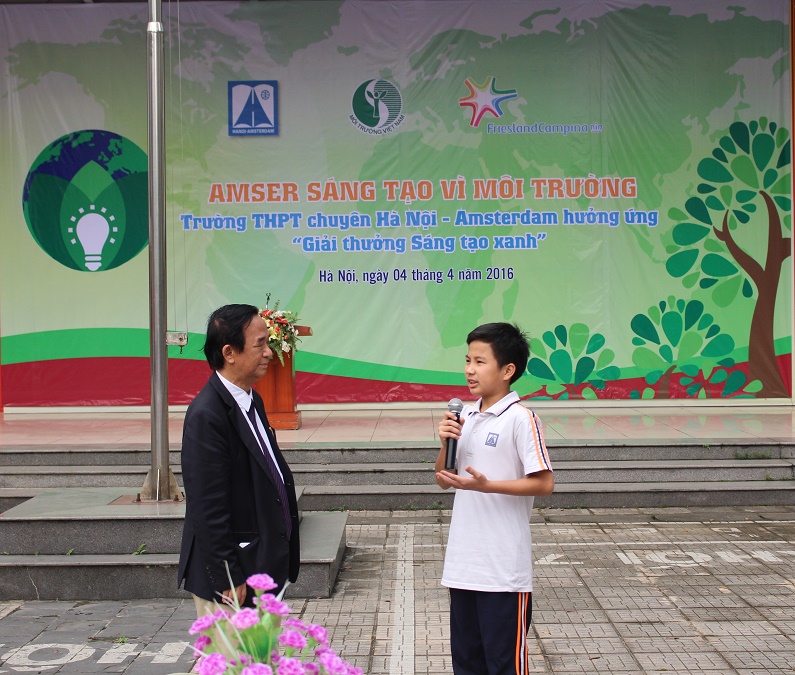 Giáo sư Nguyễn Lân Dũng giao lưu với học sinh