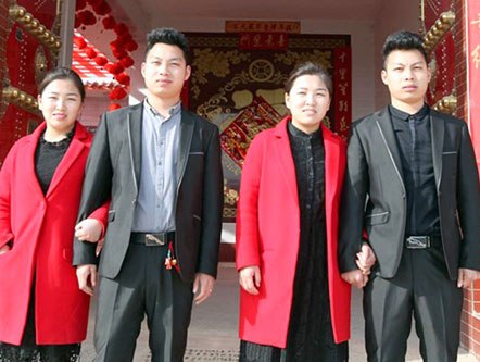 Cặp vợ chồng sinh đôi đi phẫu thuật để tránh nhầm lẫn