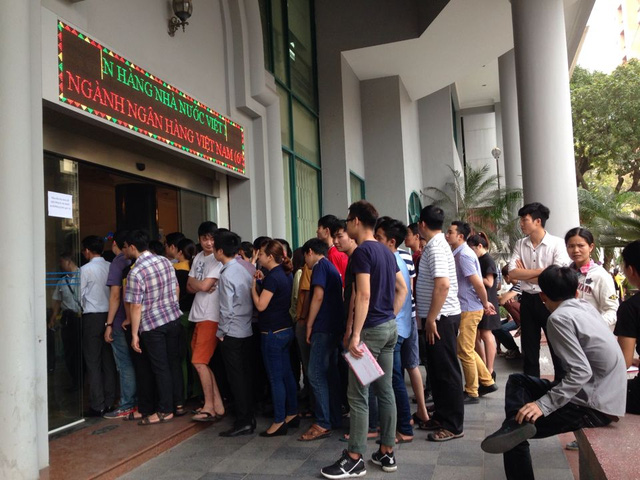 Mở bán tờ tiền 100 đồng Mỗi người dân được mua 5 tờ