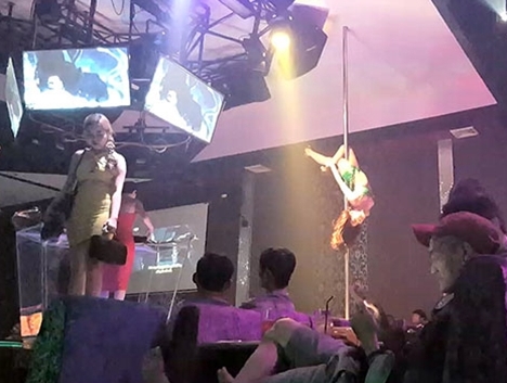 Cà phê… múa cột