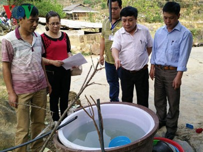 Tắm phải nước nhiễm độc, 8 người suýt mất mạng