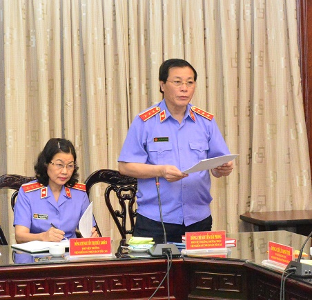 Đồng chí Nguyễn Hải Phong, Phó Viện trưởng Thường trực VKSNDTC trình bày dự thảo Biên bản bàn giao 