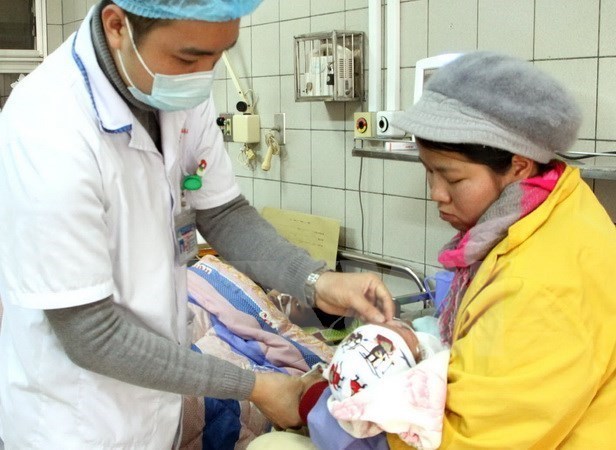 Bé 3 tuổi rơi từ ban công trường mầm non, chấn thương sọ não