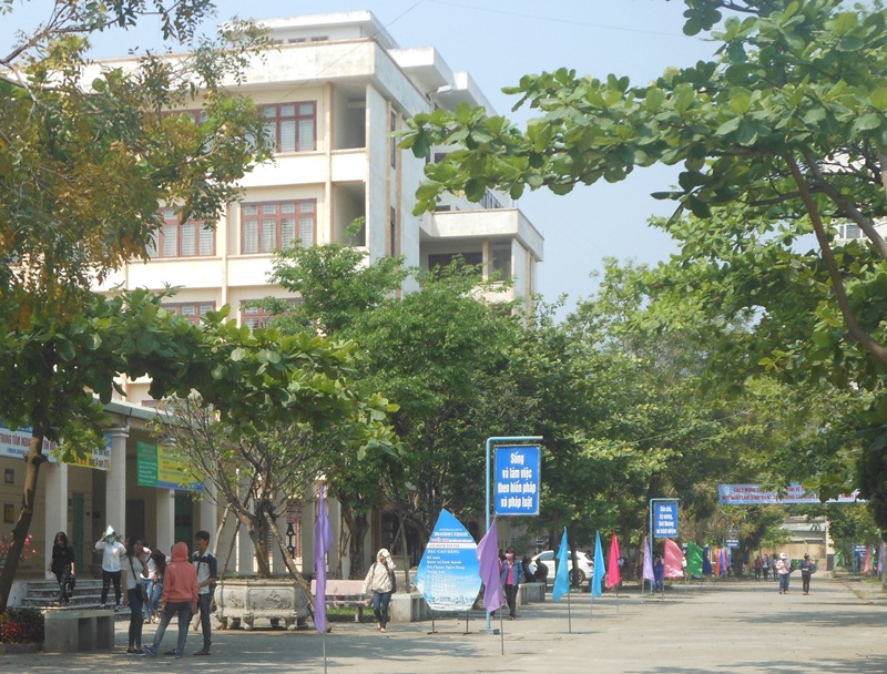 Tạm giữ bằng của 12 sinh viên liên quan nghi vấn mua điểm