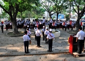 Mặc niệm 9 học sinh chết đuối trong lễ chào cờ