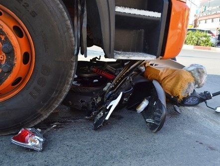 Người phụ nữ bị container cán nát đôi chân, kéo lê 20m