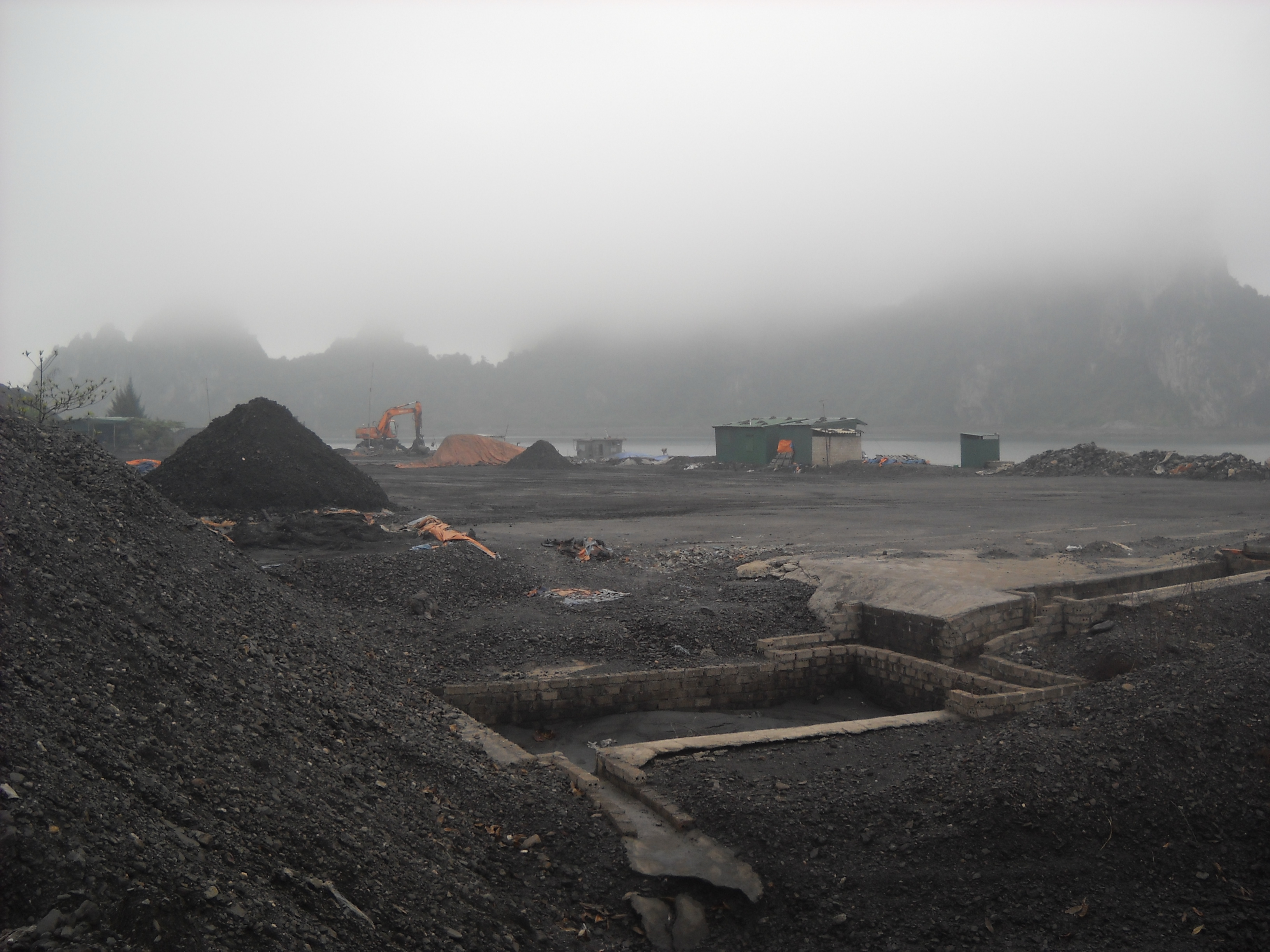 Núi xít thải than đang ngày càng vươn ra vịnh Bái Tử Long