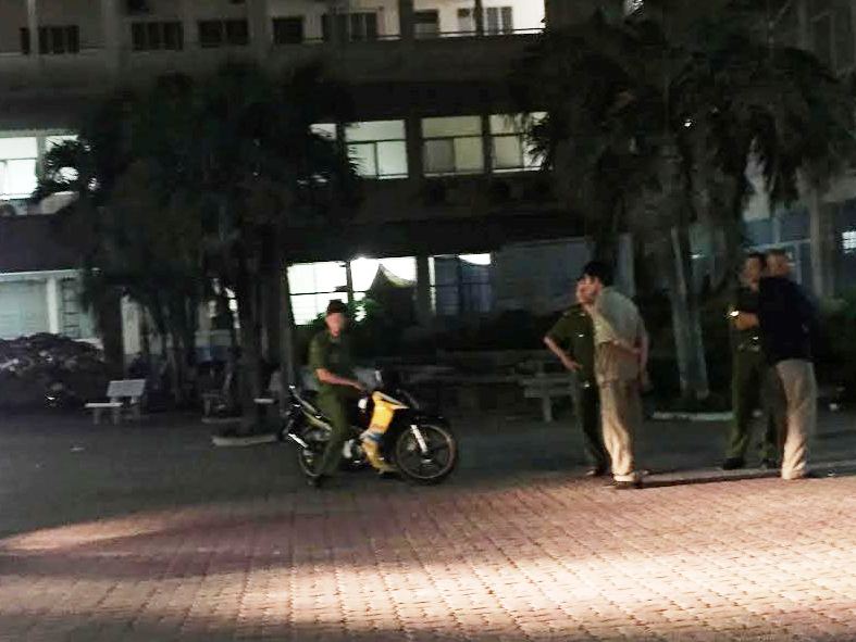 Khoa cấp cứu hỗn loạn vì 2 kẻ lạ mặt xách hung khí chém người