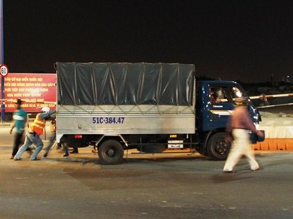 Ôtô húc văng 5 người trong hầm Thủ Thiêm