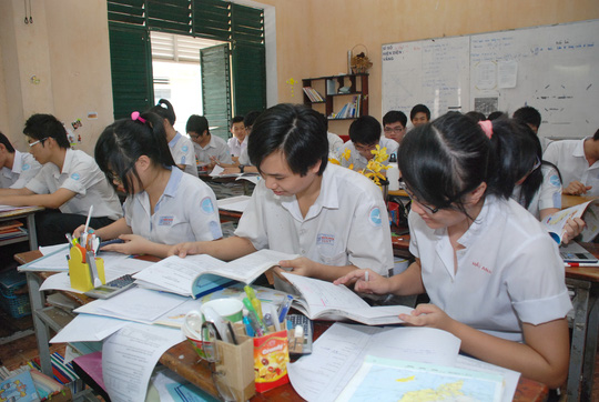  Học sinh Trường THCS - THPT Nguyễn Khuyến trong giờ ôn bài Ảnh: TẤN THẠNH