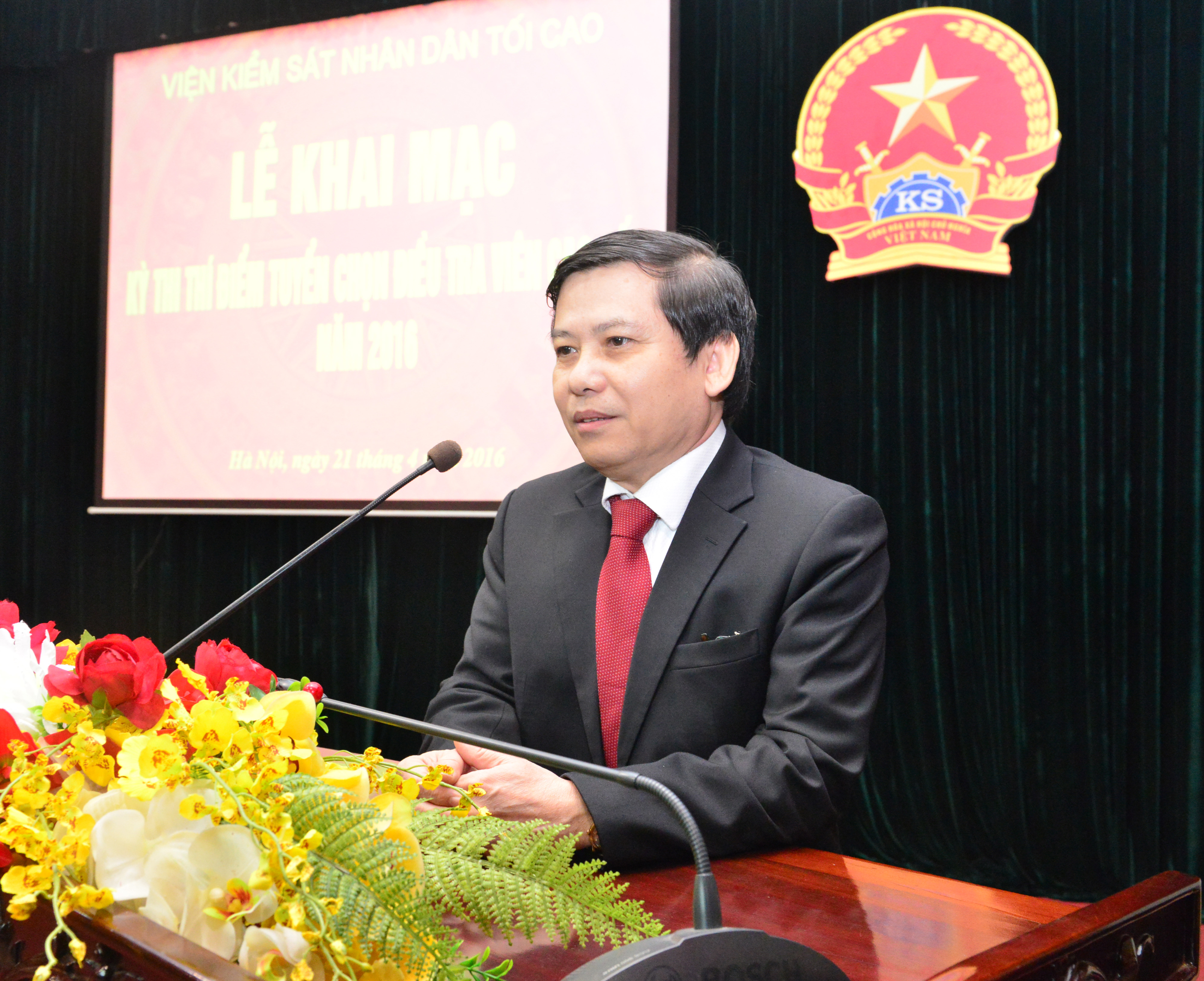 Đồng chí Lê Minh Trí, Ủy viên Trung ương Đảng, Bí thư Ban cán sự Đảng, Viện trưởng VKSNDTC phát biểu khai mạc kỳ thi 