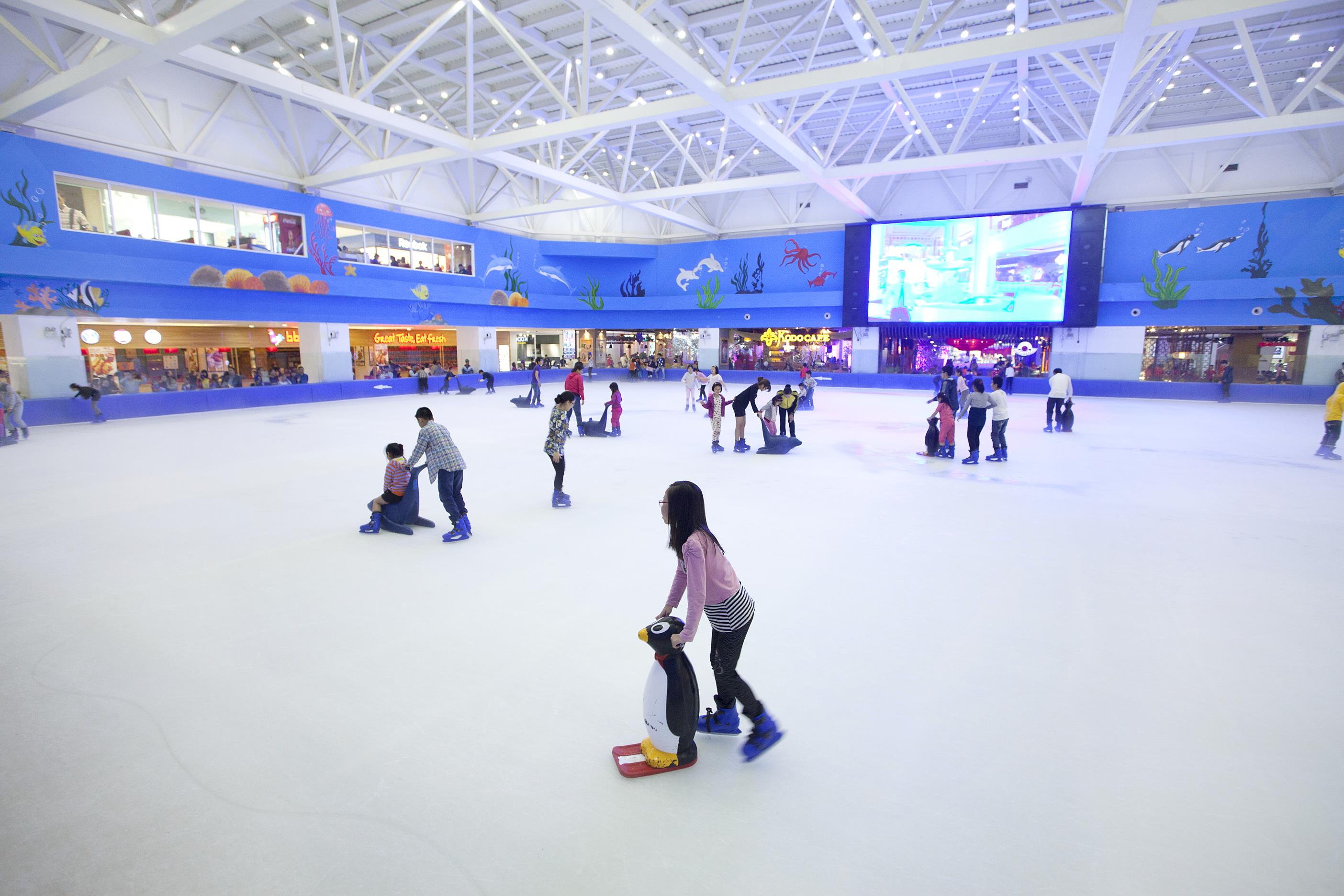 Sân trượt băng tại VMM Royal City - điểm hẹn mát lạnh của mùa hè