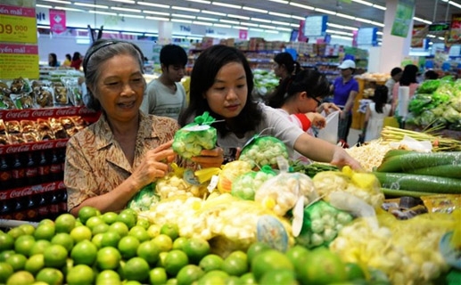 Người tiêu dùng khó lựa chọn thực phẩm an toàn. Ảnh TL.