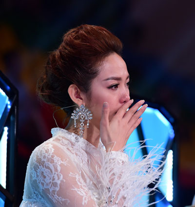  Khánh Thi và Minh Hằng khóc nức nở khi thí sinh trong chương trình “VIP Dance” bị loại Ảnh: TARO