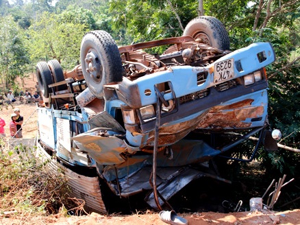 Ôtô tông xe máy rơi xuống suối, 3 người trọng thương
