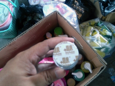 Cô gái mua hóa chất, chế mỹ phẩm hàng hiệu bán trên mạng