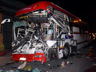 Hơn 30 người kêu cứu trong ôtô khách giường nằm rách bươm