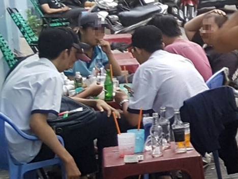 Lạc vào thế giới cần sa áo trắng