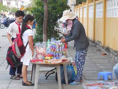 Nỗi lo từ những gánh hàng rong trước cổng trường