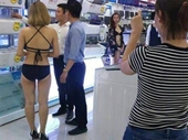 Thuê mẫu diện bikini đón khách, siêu thị Trần Anh gây sốc
