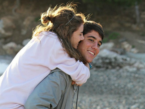 Quan hệ với bạn gái 17 tuổi có bị phạt tù