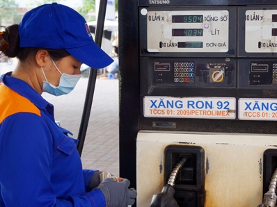 Xăng tăng giá từ 15h