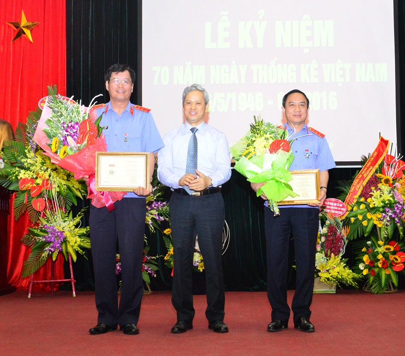Các đồng chí Phó Viện trưởng VKSNDTC Bùi Mạnh Cường và Trần Công Phàn nhận Kỷ niệm chương “Vì sự nghiệp thống kê Việt Nam”
