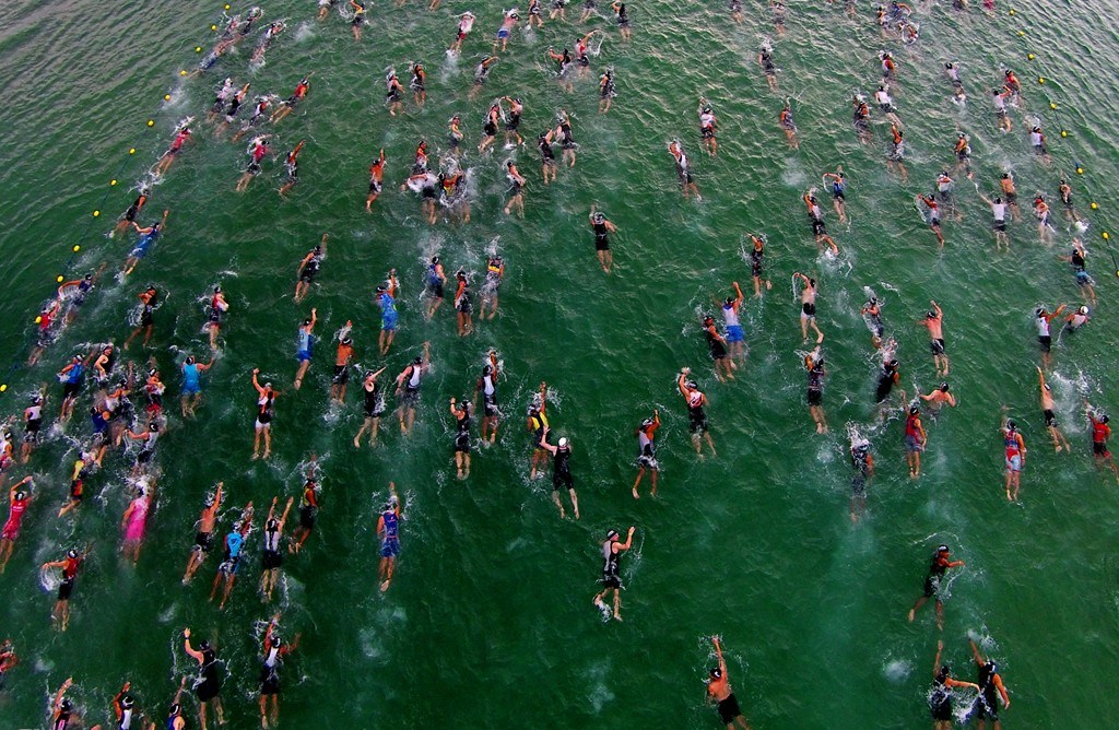 Toàn cảnh phần thi bơi tại Ironman 70.3 Việt Nam 2015.