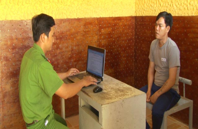 Khởi tố bị can xông vào nhà cướp vàng