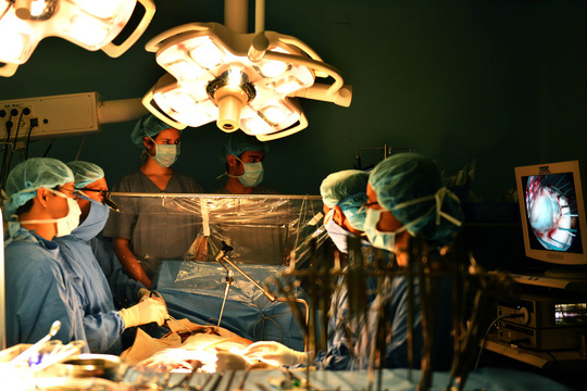  Một ca phẫu thuật tim bằng nội soi tại Bệnh viện Đại học Y Dược (TP HCM)
