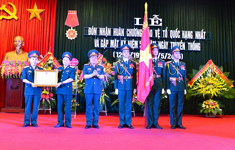 Thứ trưởng Bộ Quốc phòng Trần Đơn trao Huân chương Bảo vệ Tổ quốc hạng Nhất của Chủ tịch nước Cộng hòa XHCN Việt Nam cho VKS quân sự Trung ương 