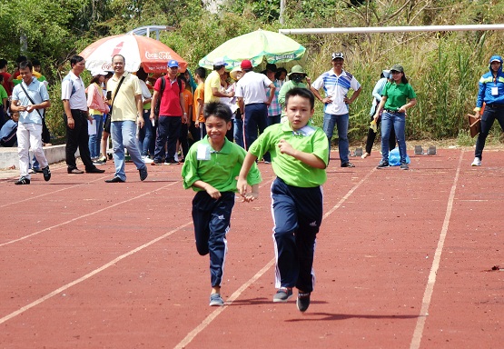 Học sinh thi đấu môn điền kinh (chạy 60m) tại Ngày Hội