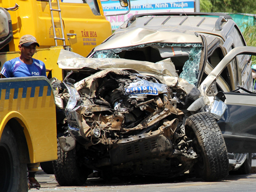 Hai người kẹt trong ôtô biển xanh biến dạng