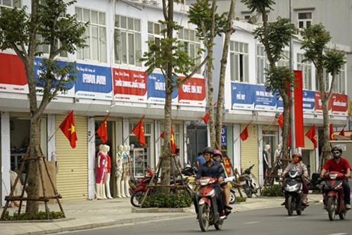  Các biển hiệu “đồng phục” trên phố Lê Trọng Tấn. ảnh: Hữu Nghị