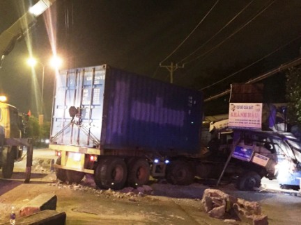 Xe container tông sập mái hiên, nhiều người thoát chết