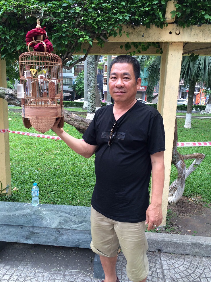 Nghệ nhân chơi chim Nguyễn Viết Mạnh đến từ Thái Bình có chim dự thi