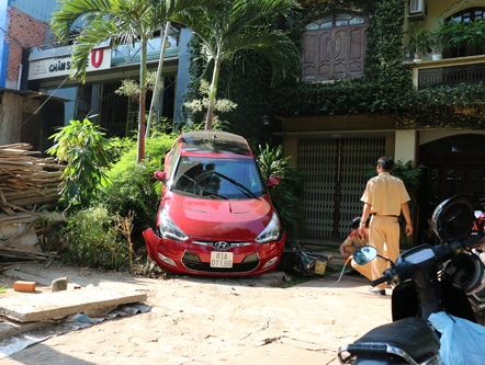 Người phụ nữ lùi ô tô, cả khu phố náo loạn, một người bị thương