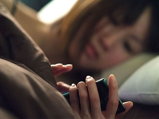Nguy hại đêm đêm lướt smartphone