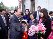 Thủ tướng Nguyễn Xuân Phúc thăm cán bộ ĐSQ Việt Nam tại Nga