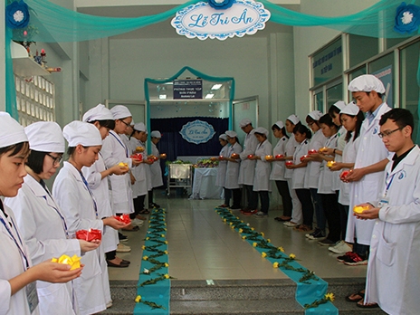 Sinh viên y khoa tri ân người hiến xác