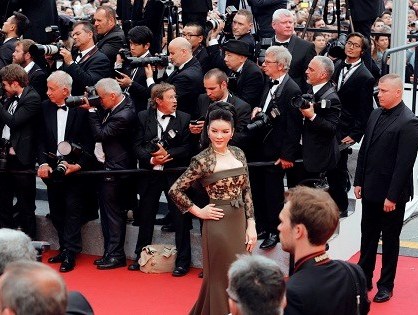 Bóc mẽ chuyện sao Việt đi dự Cannes