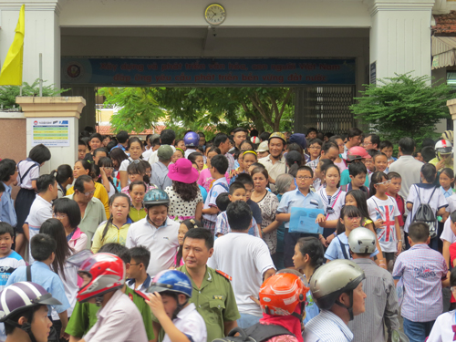 Phụ huynh Sài Gòn cùng con chạy đua vào lớp 6 trường điểm