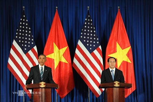  Chủ tịch nước Trần Đại Quang (phải) và Tổng thống Mỹ Barack Obama trong buổi họp báo chung hôm nay tại Trung tâm Hội nghị Quốc tế, Hà Nội. Ảnh: VNE.