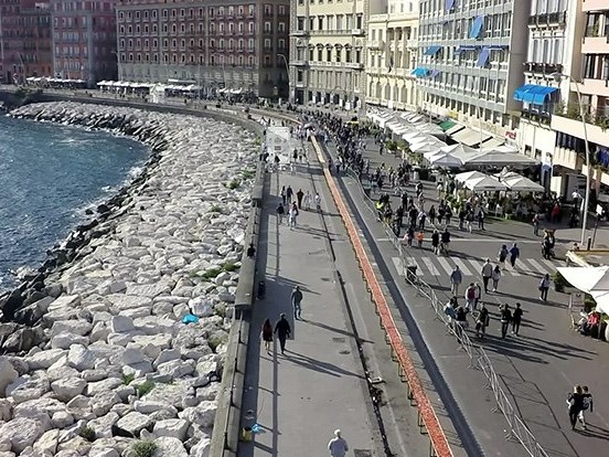 Thưởng thức chiếc bánh pizza Neapolitan dài nhất thế giới