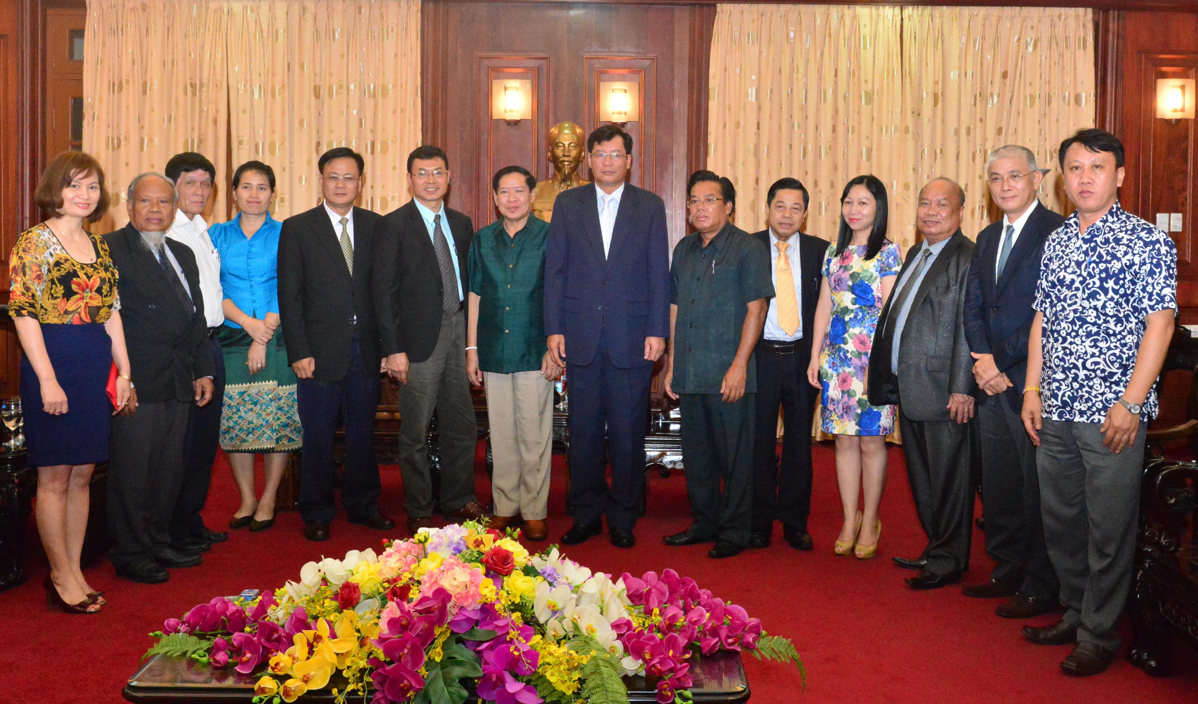 Phó Viện trưởng VKSNDTC Trần Công Phàn và Chủ tịch Đoàn Luật sư Lào Khamsay Soulinthone cùng các đại biểu chụp ảnh lưu niệm